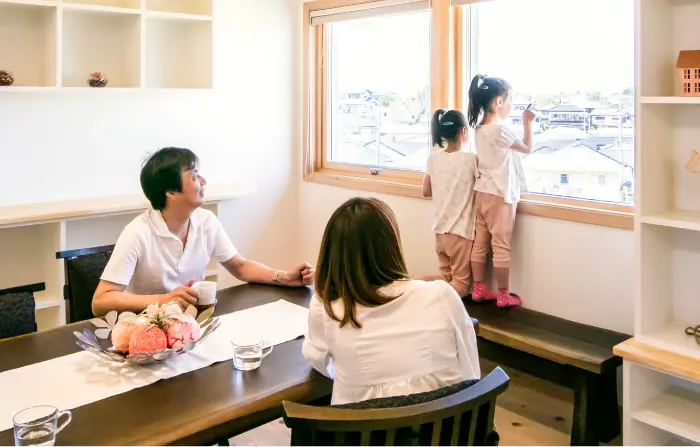 家族でリビングダイニングで過ごす様子