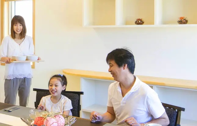 家族でダイニングテーブルを囲む様子